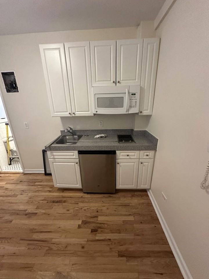 305 W 45th St - Photo 2 of 7