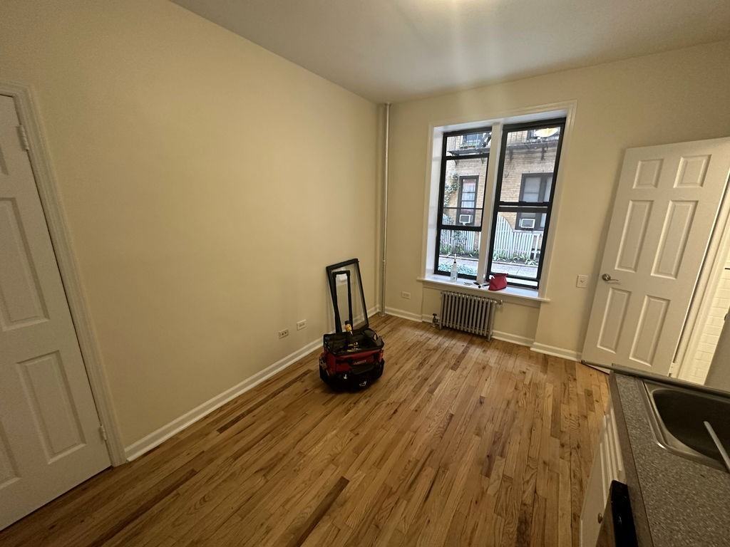 305 W 45th St - Photo 3 of 7