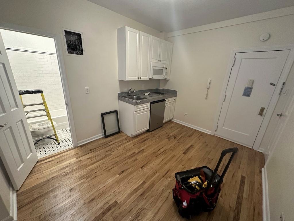 305 W 45th St - Photo 4 of 7