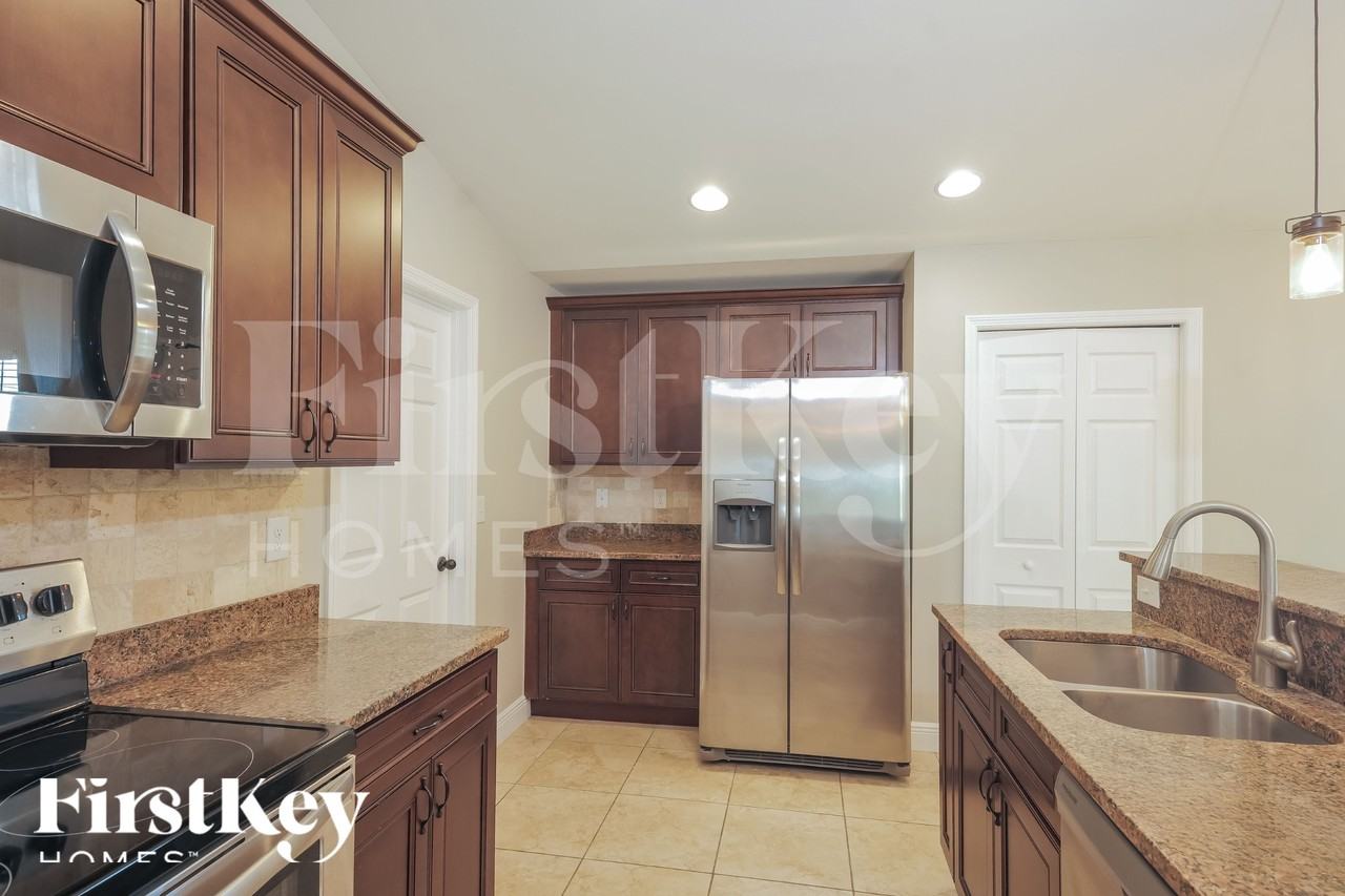 1806 Ne 2nd Ave - Photo 7 of 19