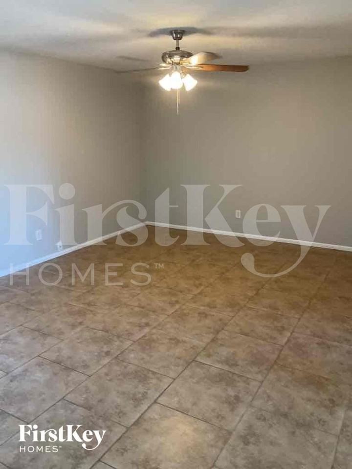 4606 W Rose Ln - Photo 2 of 10