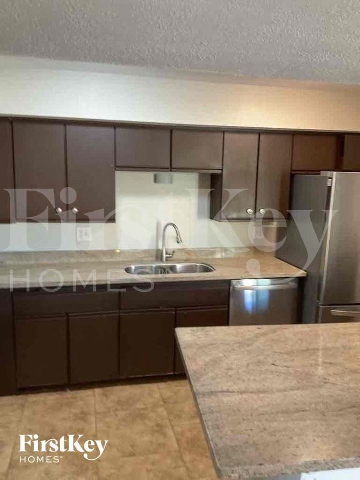 4606 W Rose Ln - Photo 5 of 10