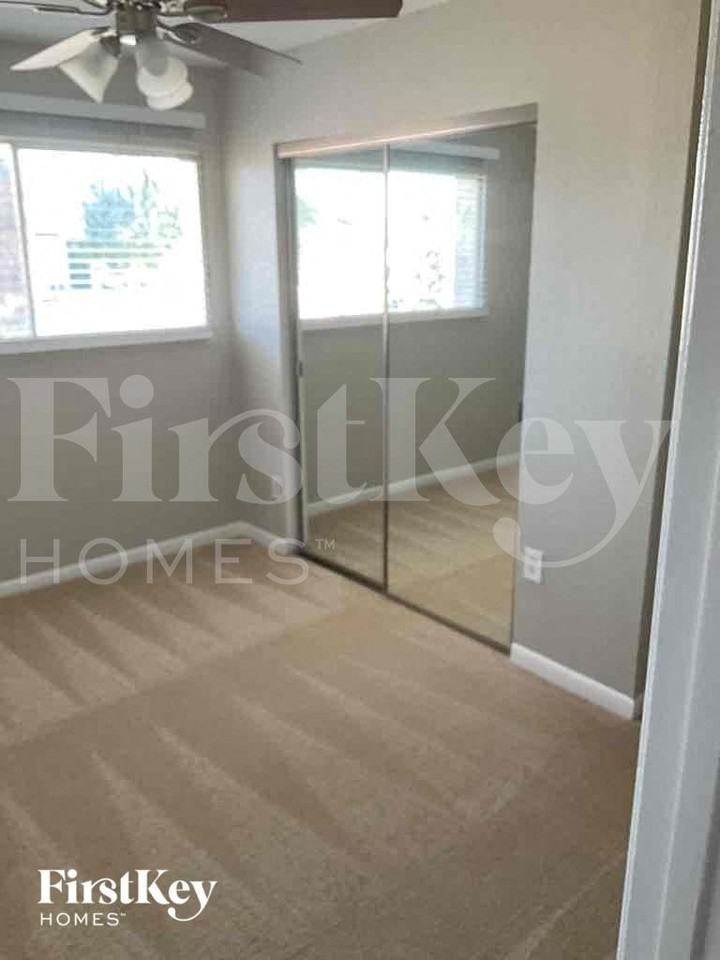 4606 W Rose Ln - Photo 6 of 10