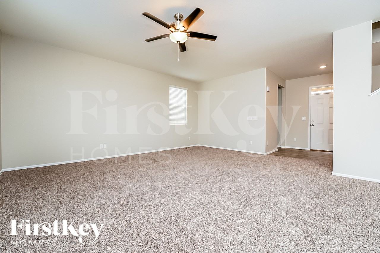 1069 Cable St - Photo 2 of 15