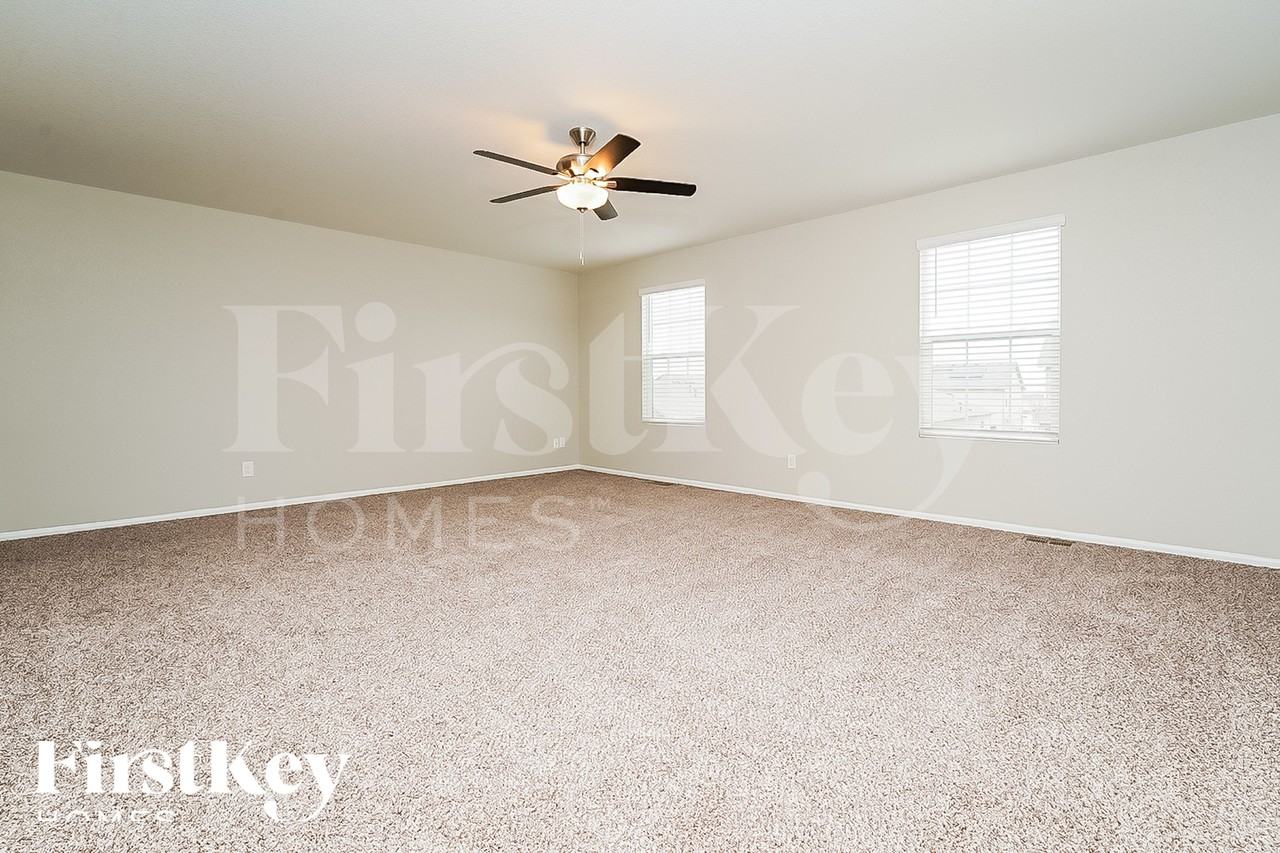 1069 Cable St - Photo 3 of 15