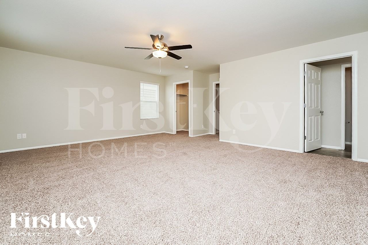 1069 Cable St - Photo 4 of 15