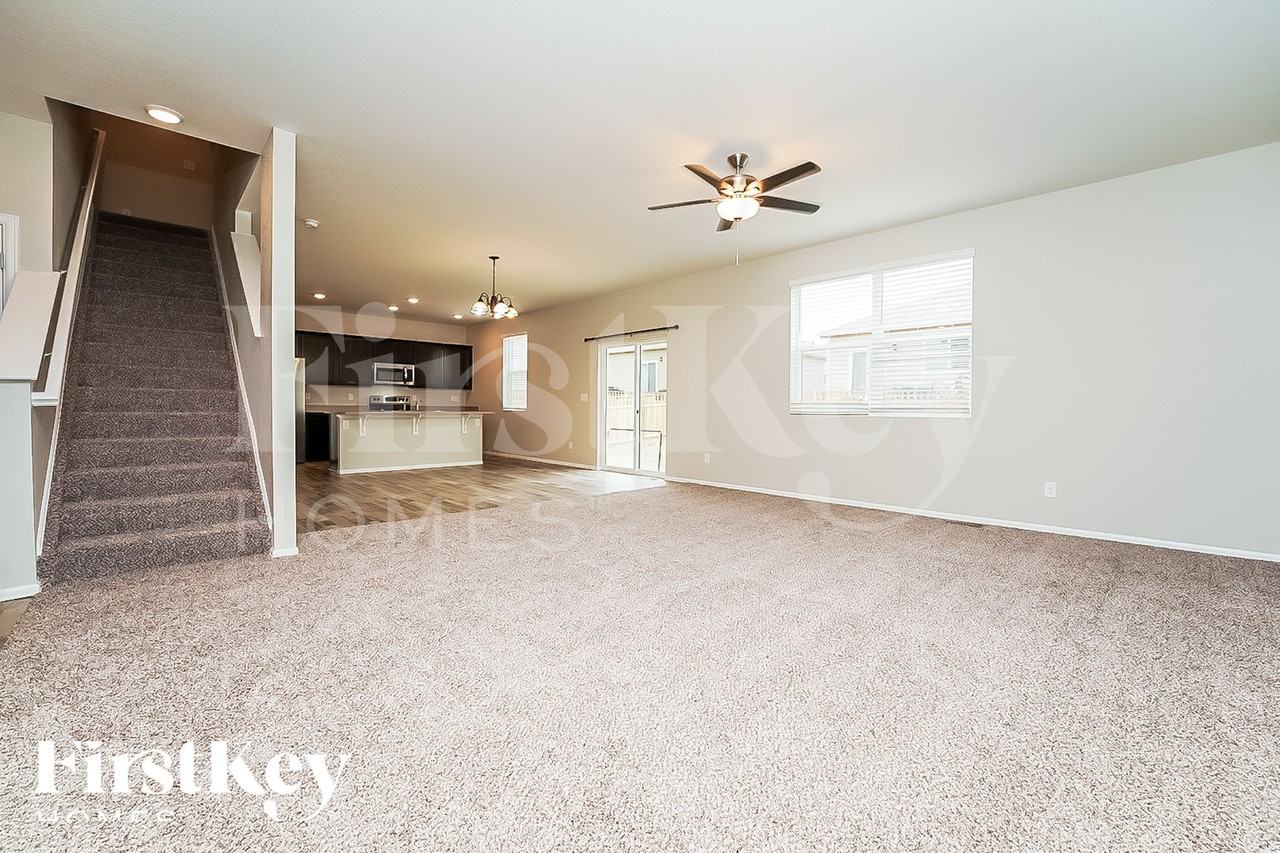 1069 Cable St - Photo 5 of 15