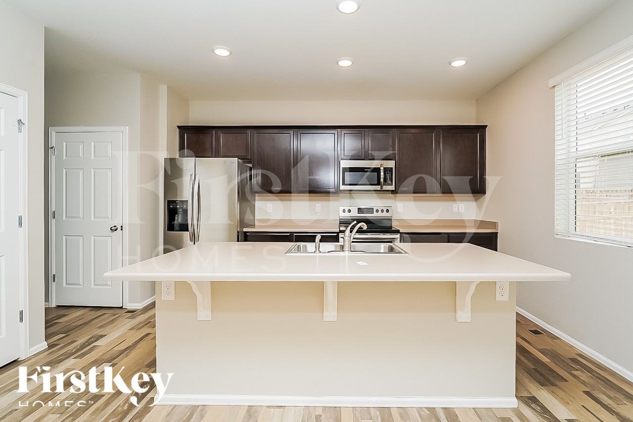 1069 Cable St - Photo 6 of 15