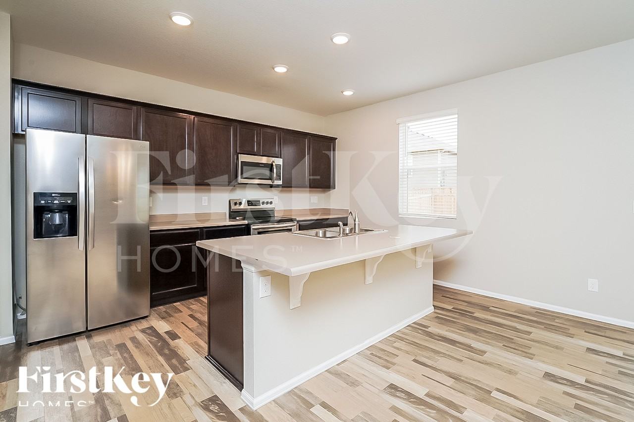 1069 Cable St - Photo 7 of 15