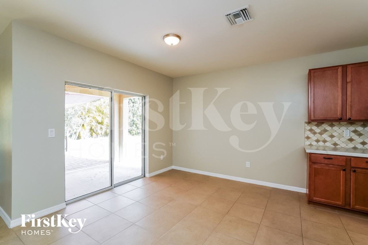 631 Sw 27th Ter - Photo 4 of 15