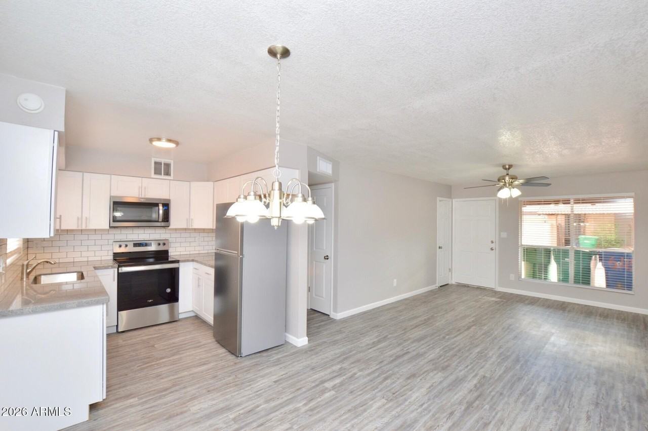 645 N Arrowhead Dr Apt 4 #4 - Photo 3 of 18