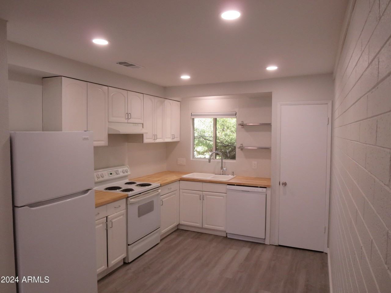 1450 E Bethany Home Rd Apt 34 #34 - Photo 3 of 15