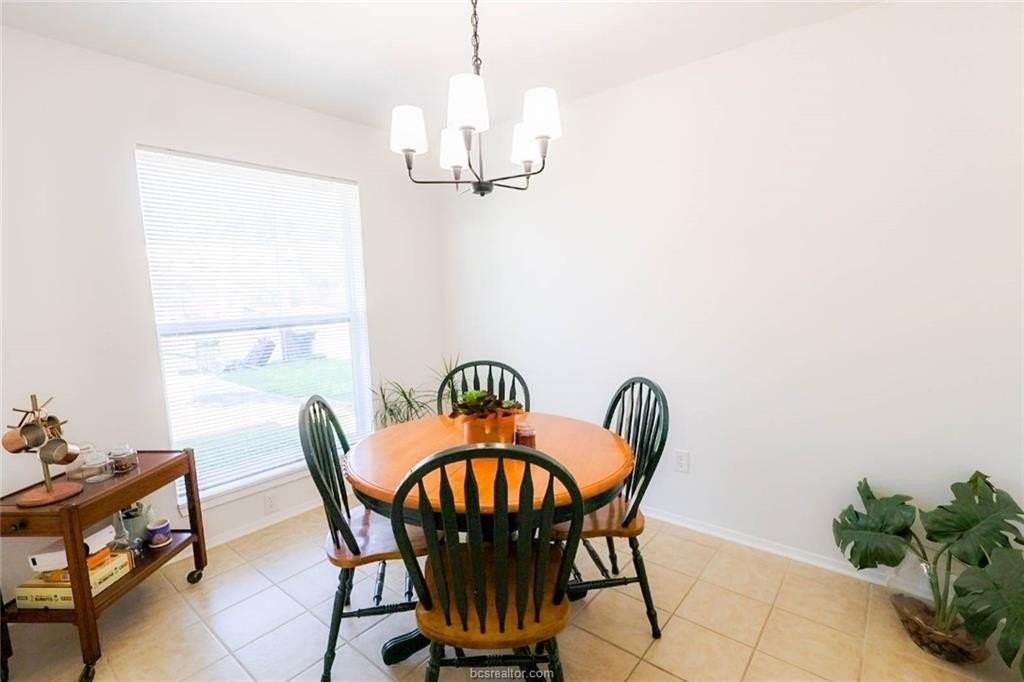 310 Amherst Cir - Photo 4 of 17