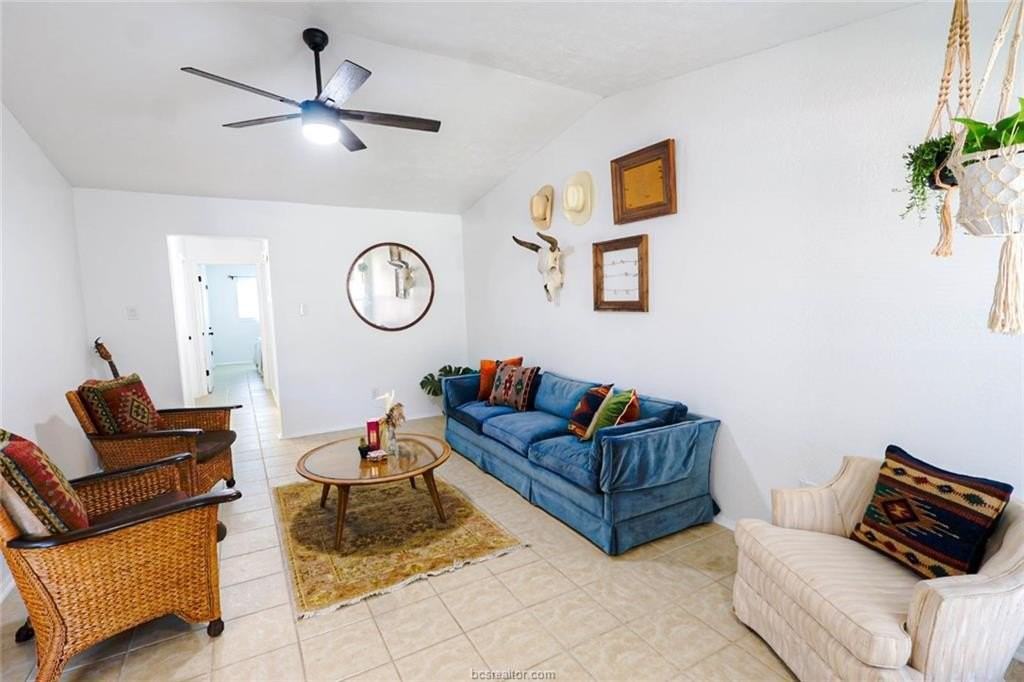 310 Amherst Cir - Photo 5 of 17