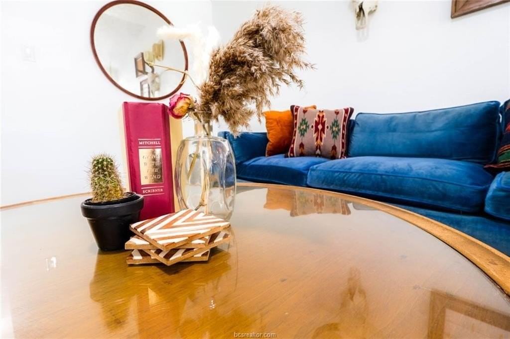 310 Amherst Cir - Photo 7 of 17