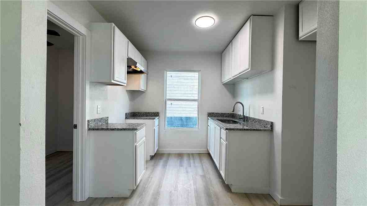 1513 10th St Apt 1 #1 - Photo 4 of 9