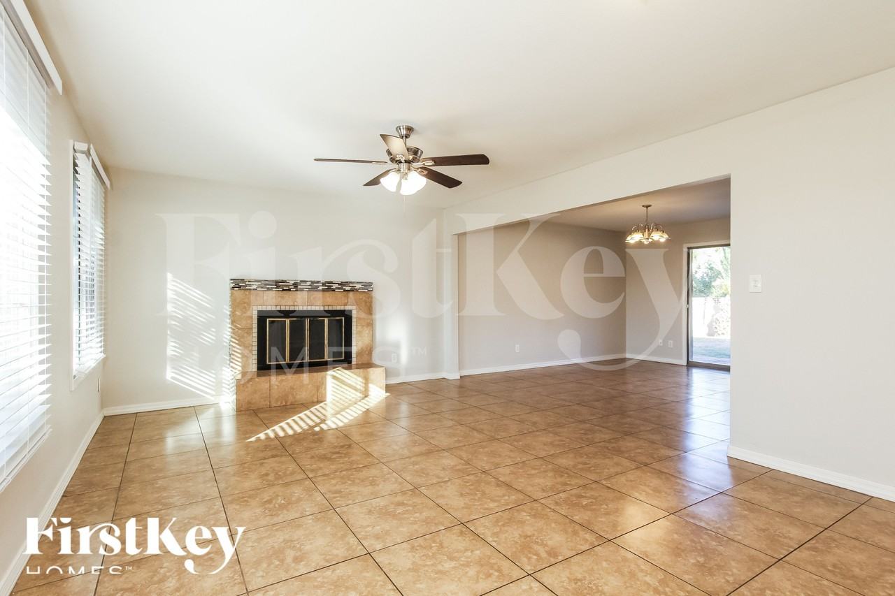 4538 W Rovey Ave - Photo 2 of 16