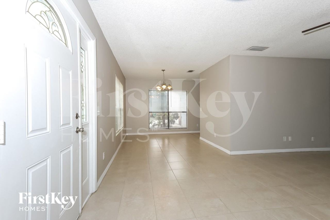 438 Se Streamlet Ave - Photo 4 of 15