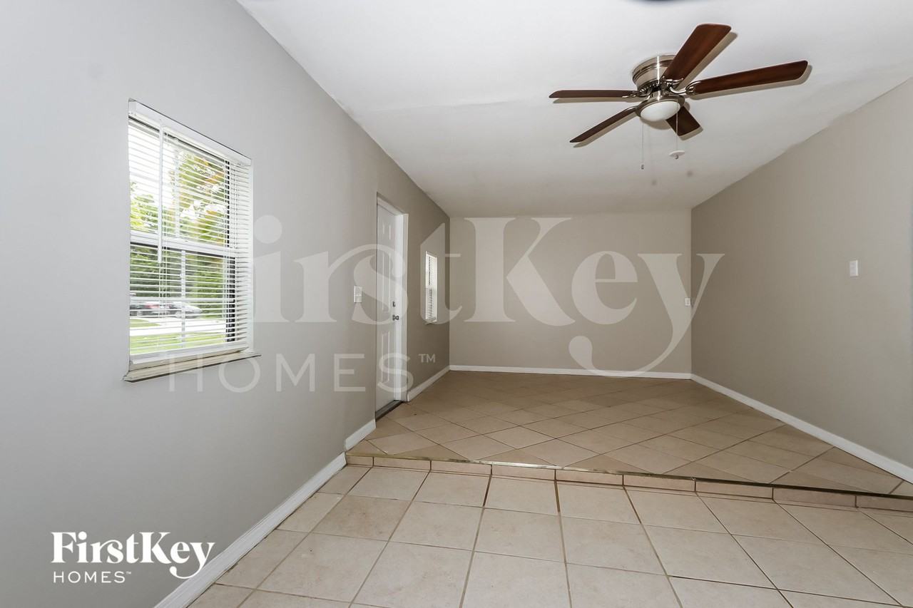 438 Se Streamlet Ave - Photo 6 of 15