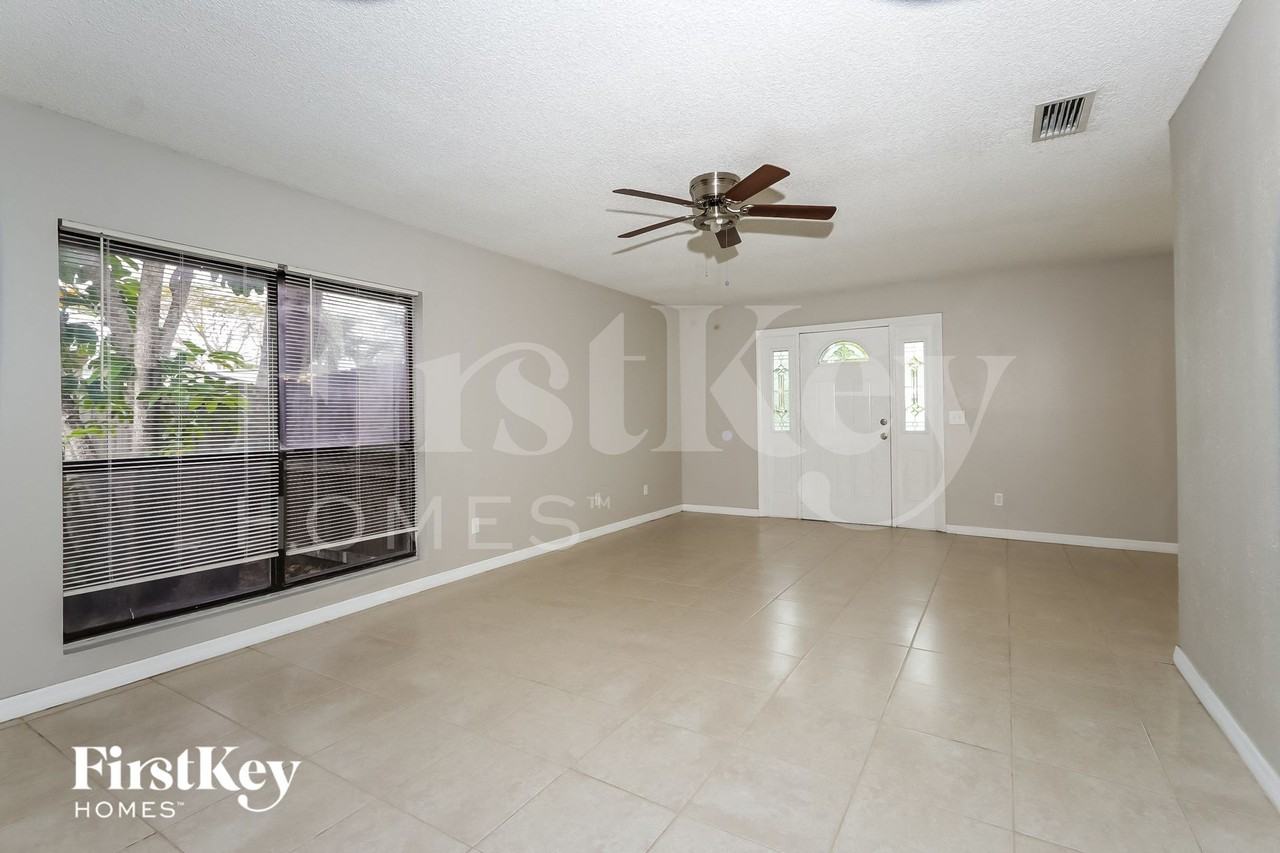 438 Se Streamlet Ave - Photo 7 of 15