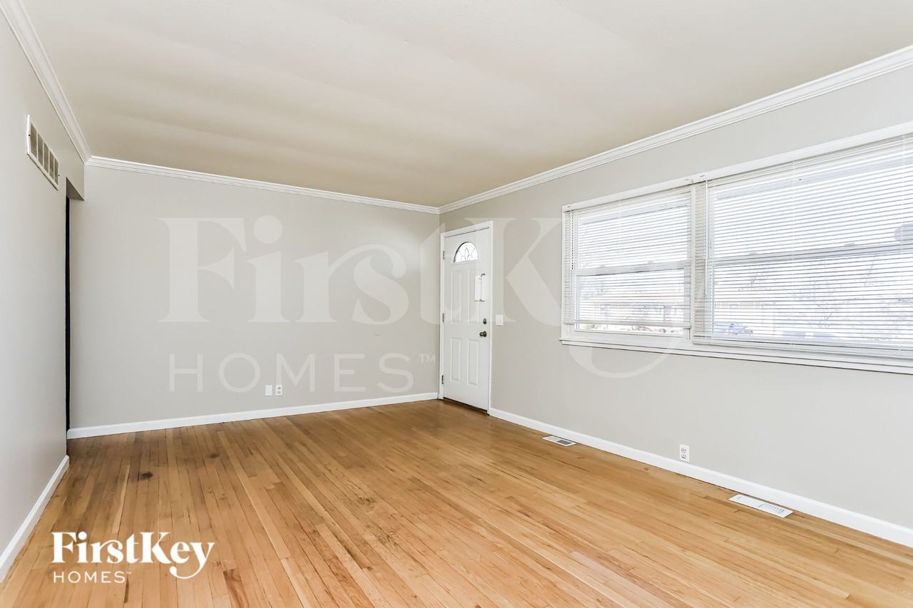 2170 Flight Dr - Photo 3 of 15