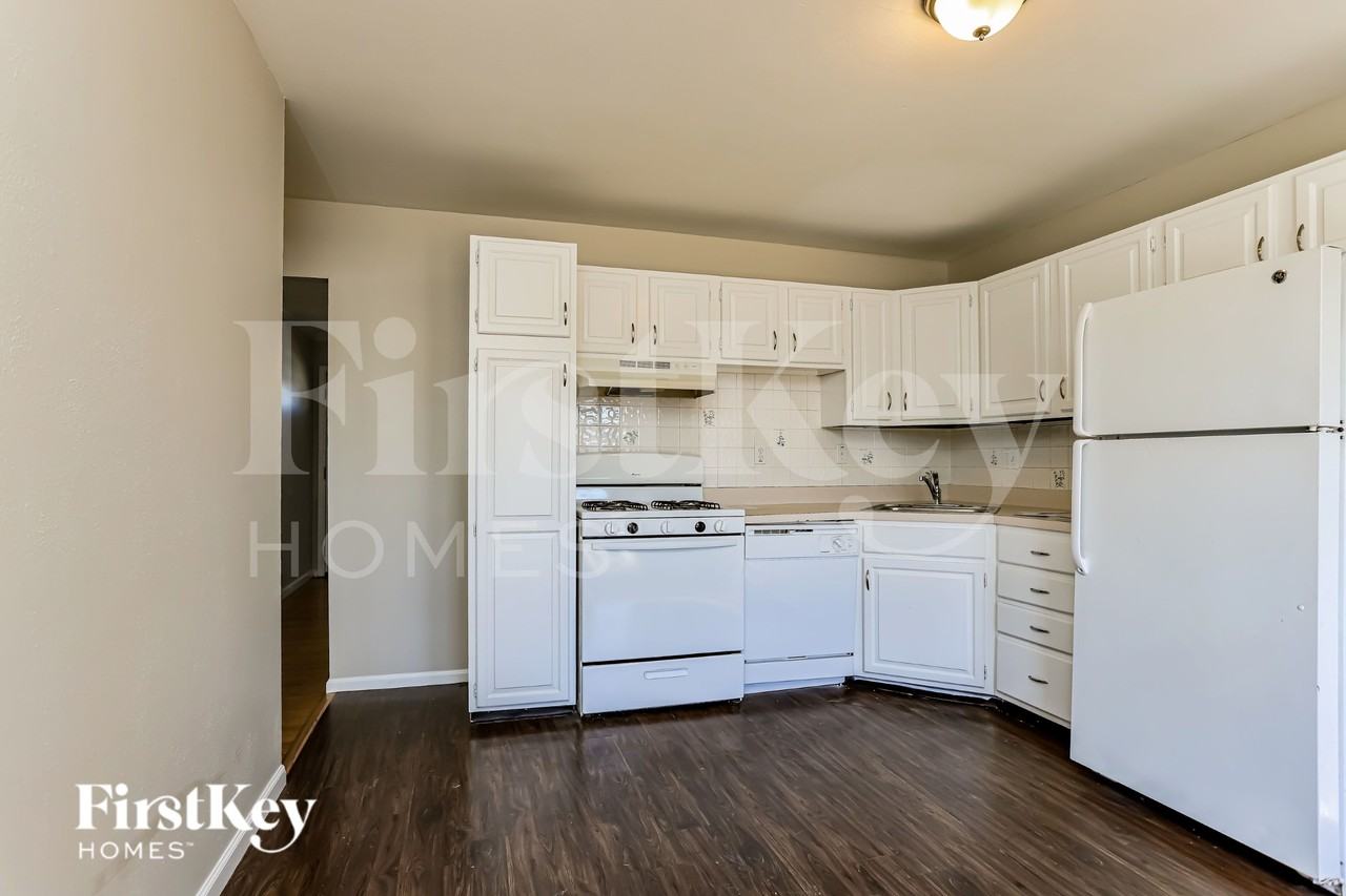 2170 Flight Dr - Photo 5 of 15