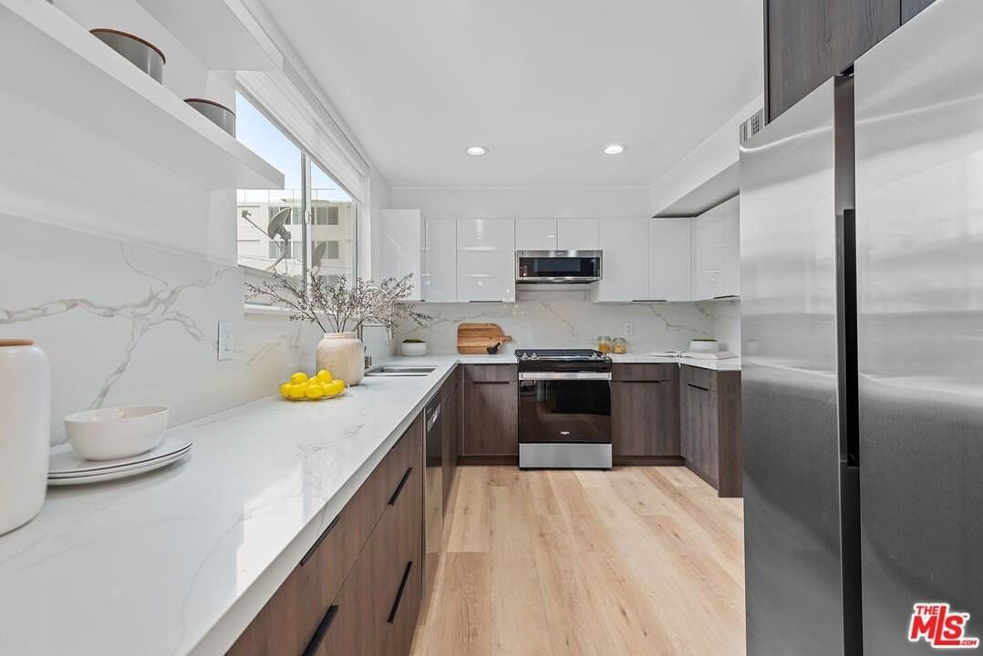 301 S Rexford Dr Apt 6 #6 - Photo 3 of 21