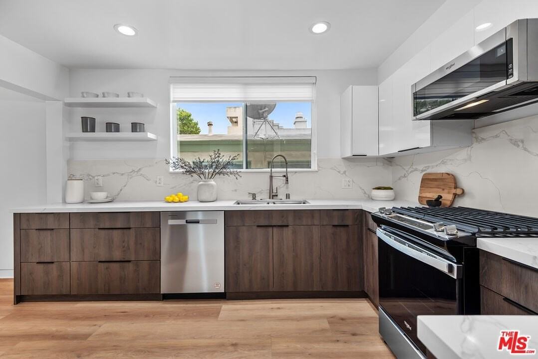 301 S Rexford Dr Apt 6 #6 - Photo 4 of 21