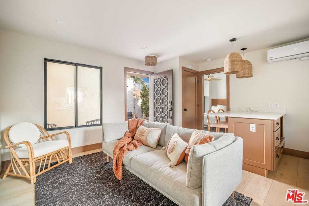 1031 1/2 Havenhurst Dr - Photo 2 of 17