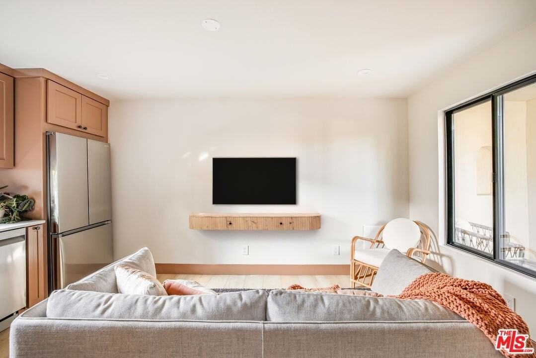 1031 1/2 Havenhurst Dr - Photo 3 of 17