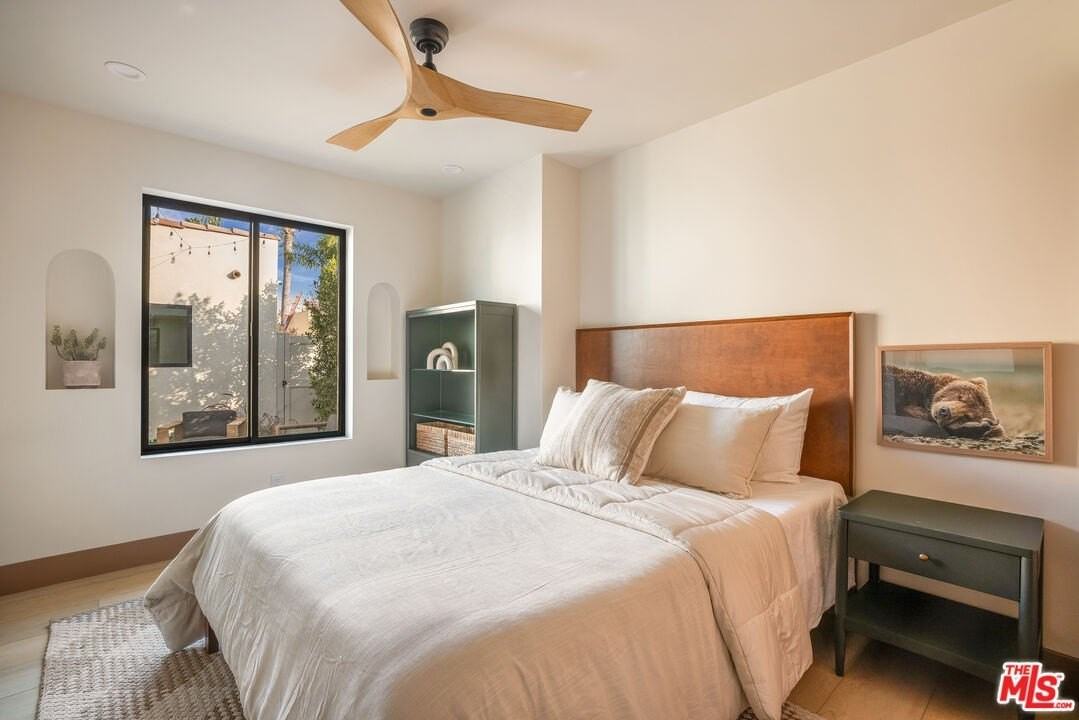 1031 1/2 Havenhurst Dr - Photo 5 of 17