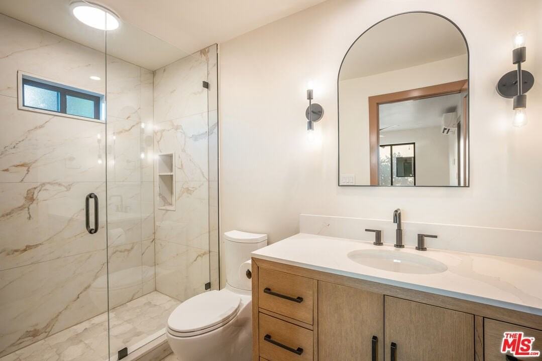 1031 1/2 Havenhurst Dr - Photo 7 of 17