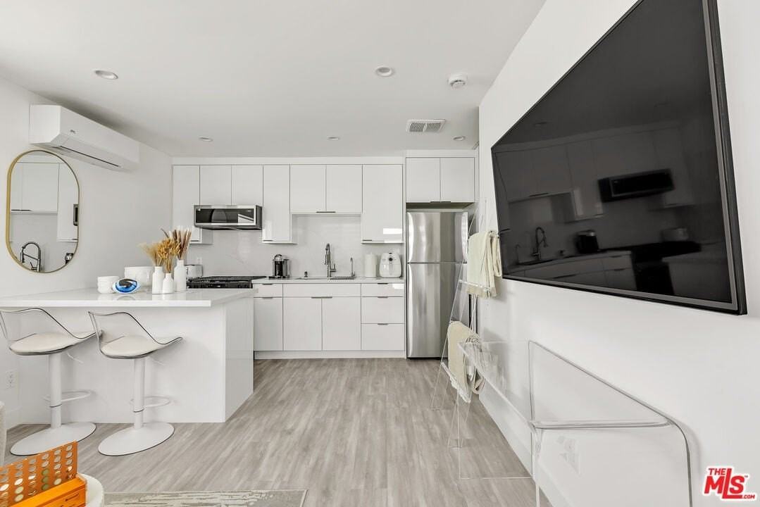 7076 Park Manor Ave - Photo 2 of 33