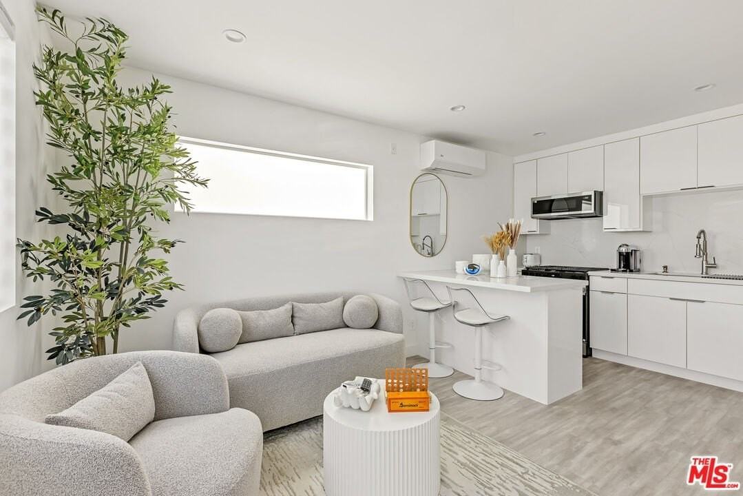 7076 Park Manor Ave - Photo 3 of 33