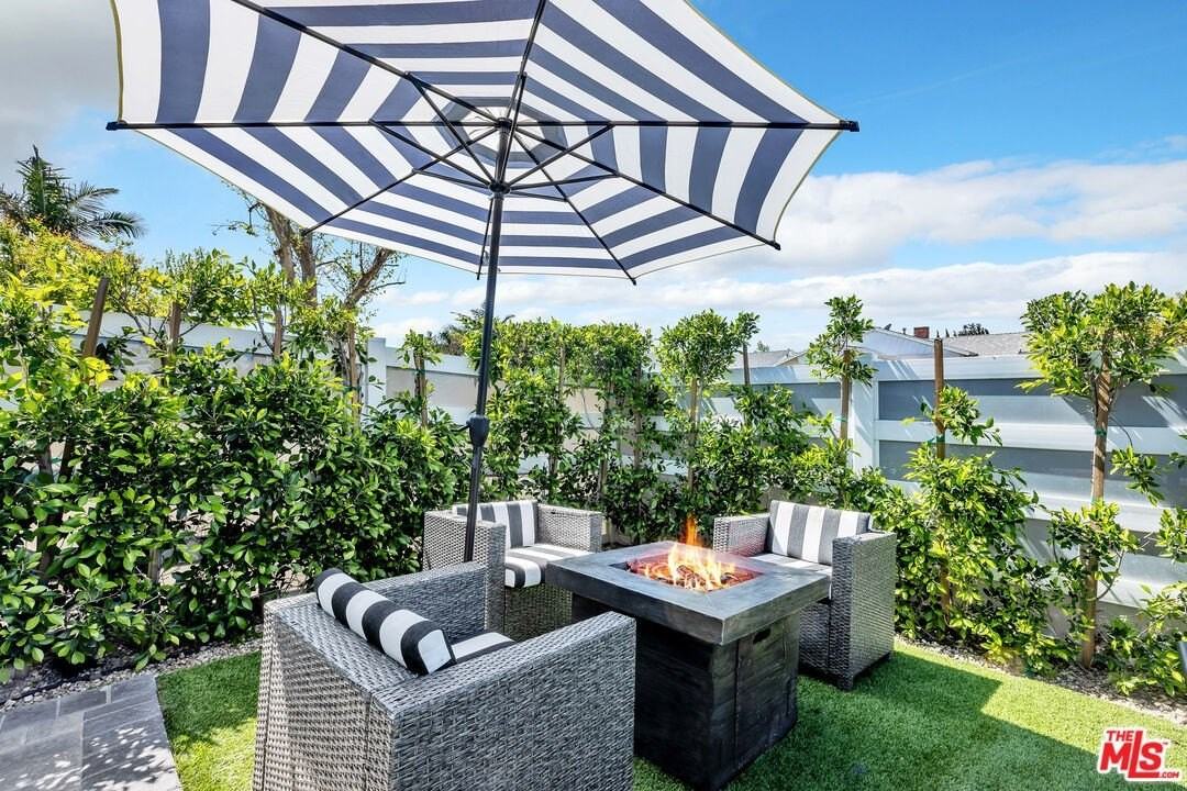 7076 Park Manor Ave - Photo 4 of 33