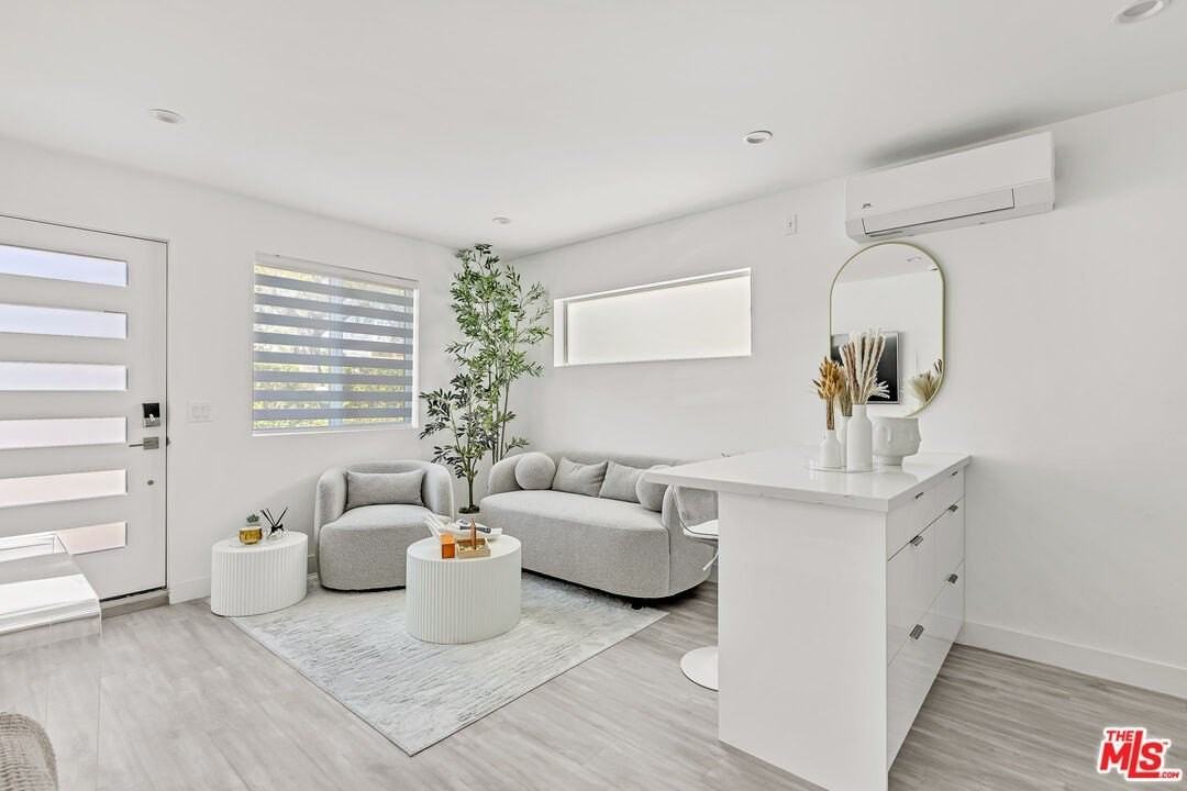 7076 Park Manor Ave - Photo 6 of 33