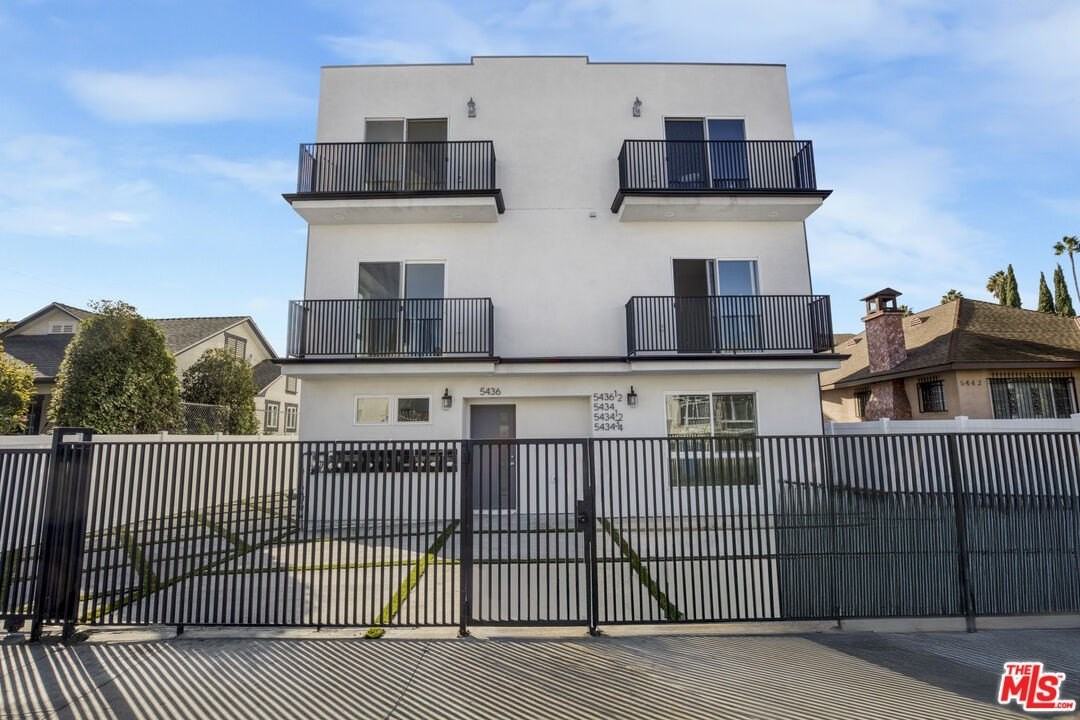 5438 Romaine St - Photo 3 of 50