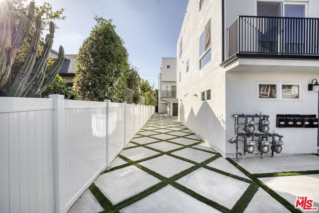 5438 Romaine St - Photo 7 of 50