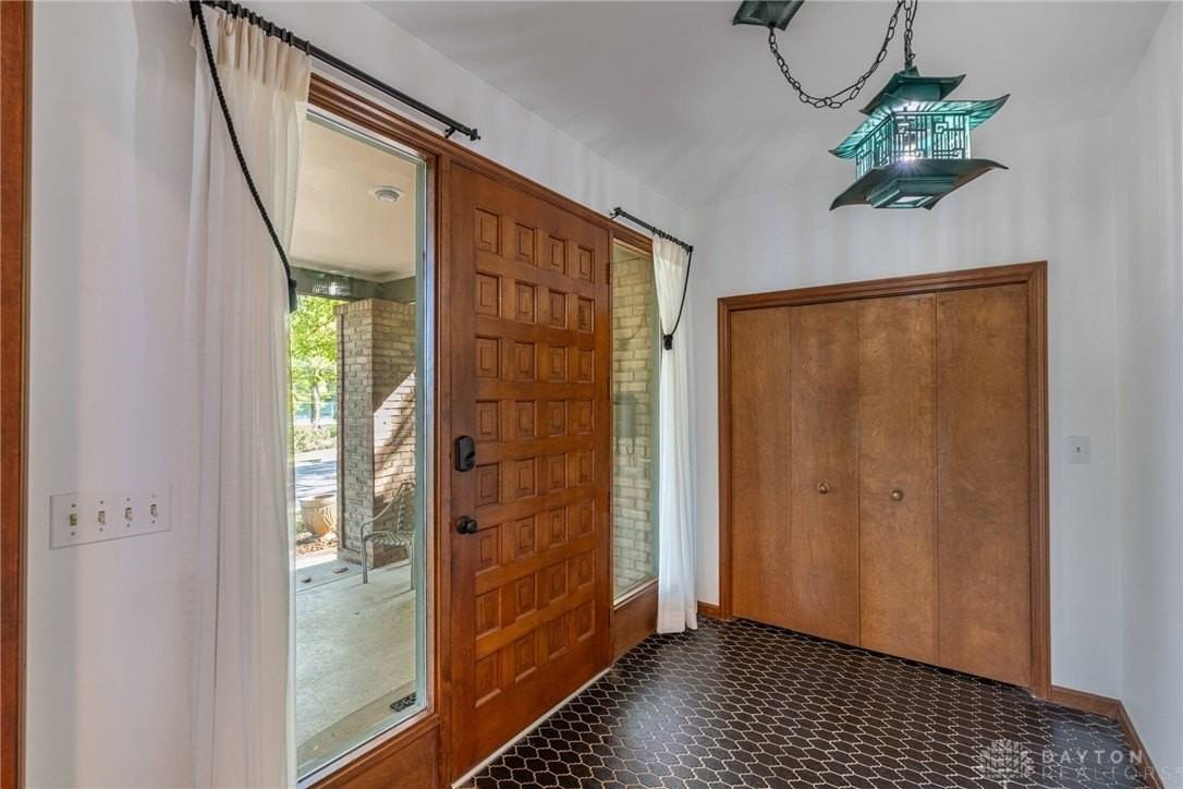 701 E Schantz Ave - Photo 7 of 34