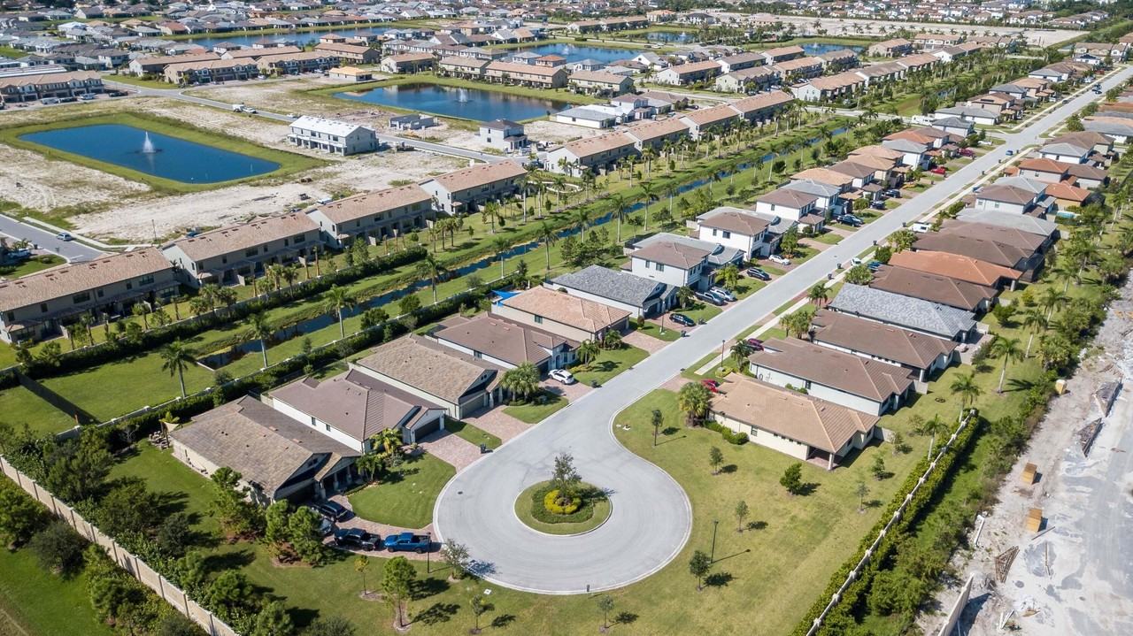 8161 Hanoverian Dr - Photo 4 of 31