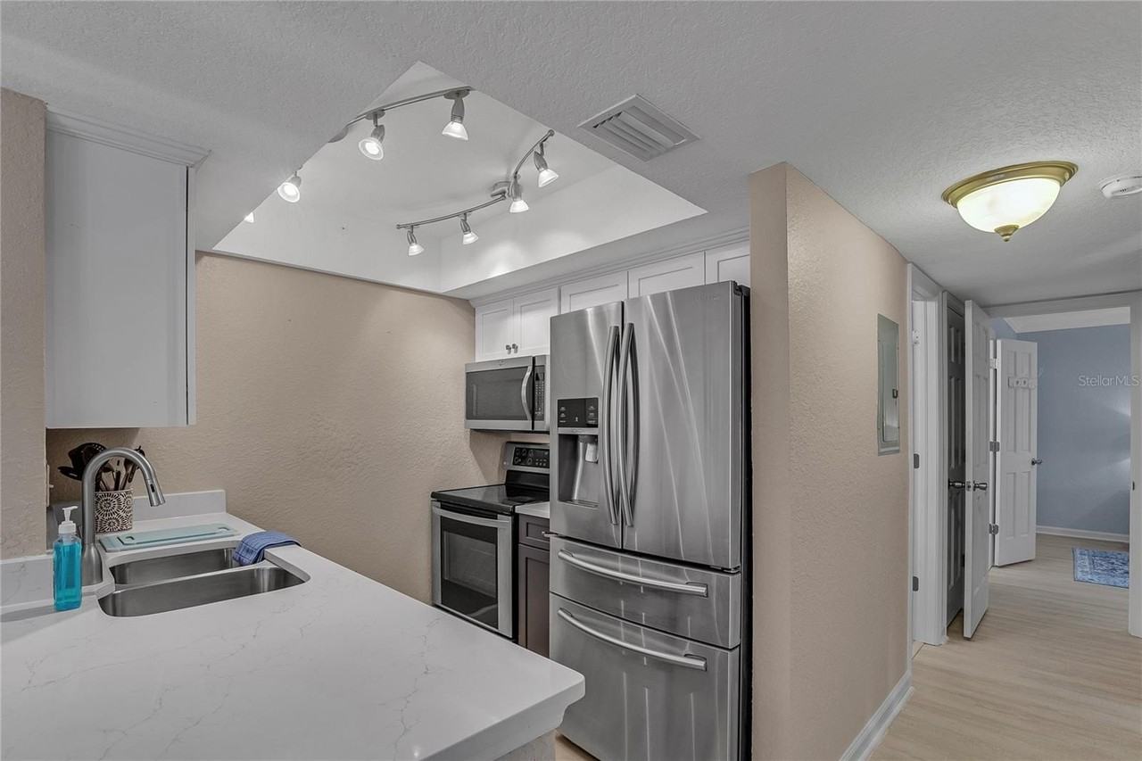 716 Lyndhurst St - Photo 2 of 23