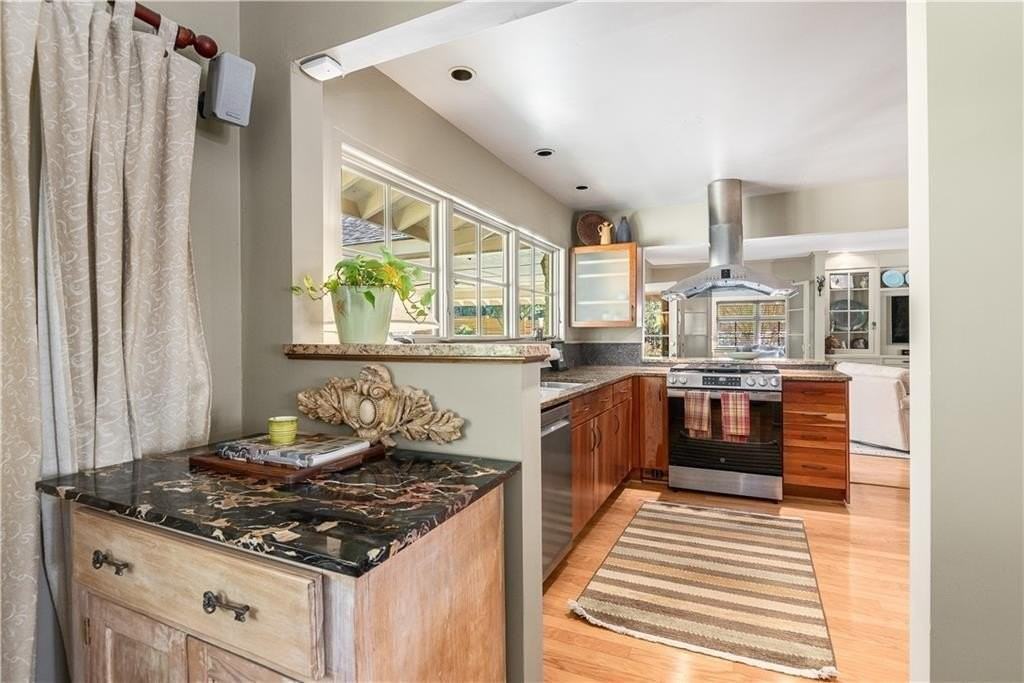 465 Eastland Dr - Photo 3 of 28