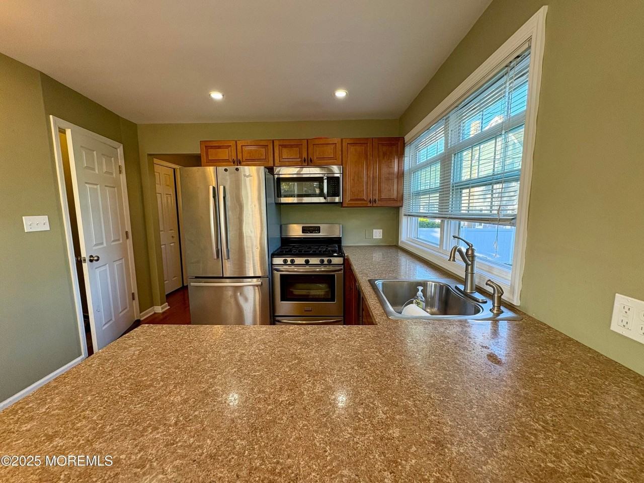 406 9th Ave - Photo 5 of 28