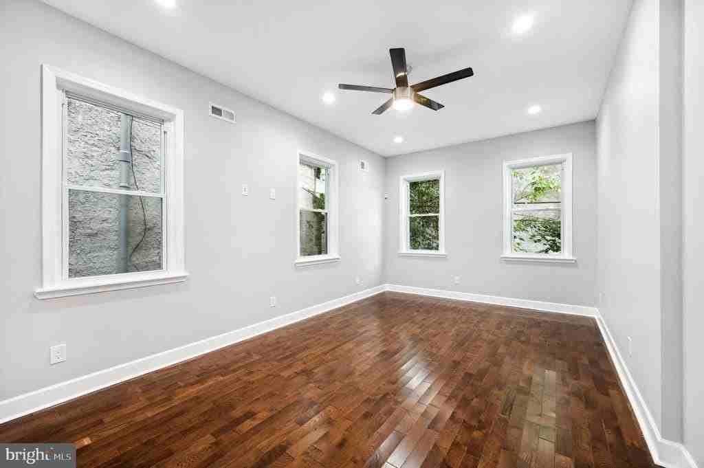 5022 Arch St - Photo 3 of 15