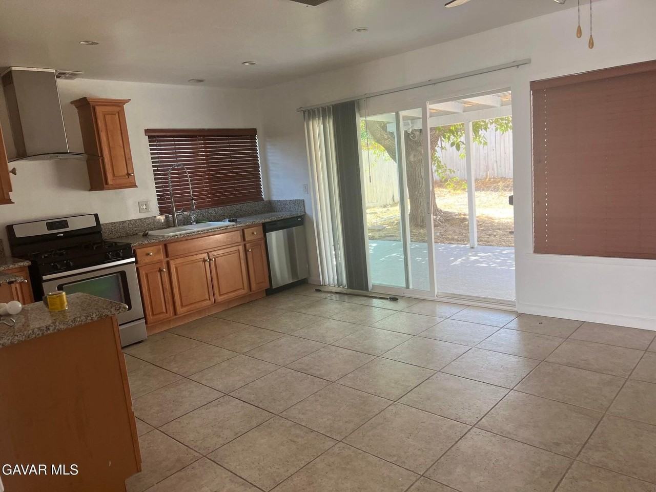 42901 Alep St - Photo 4 of 11