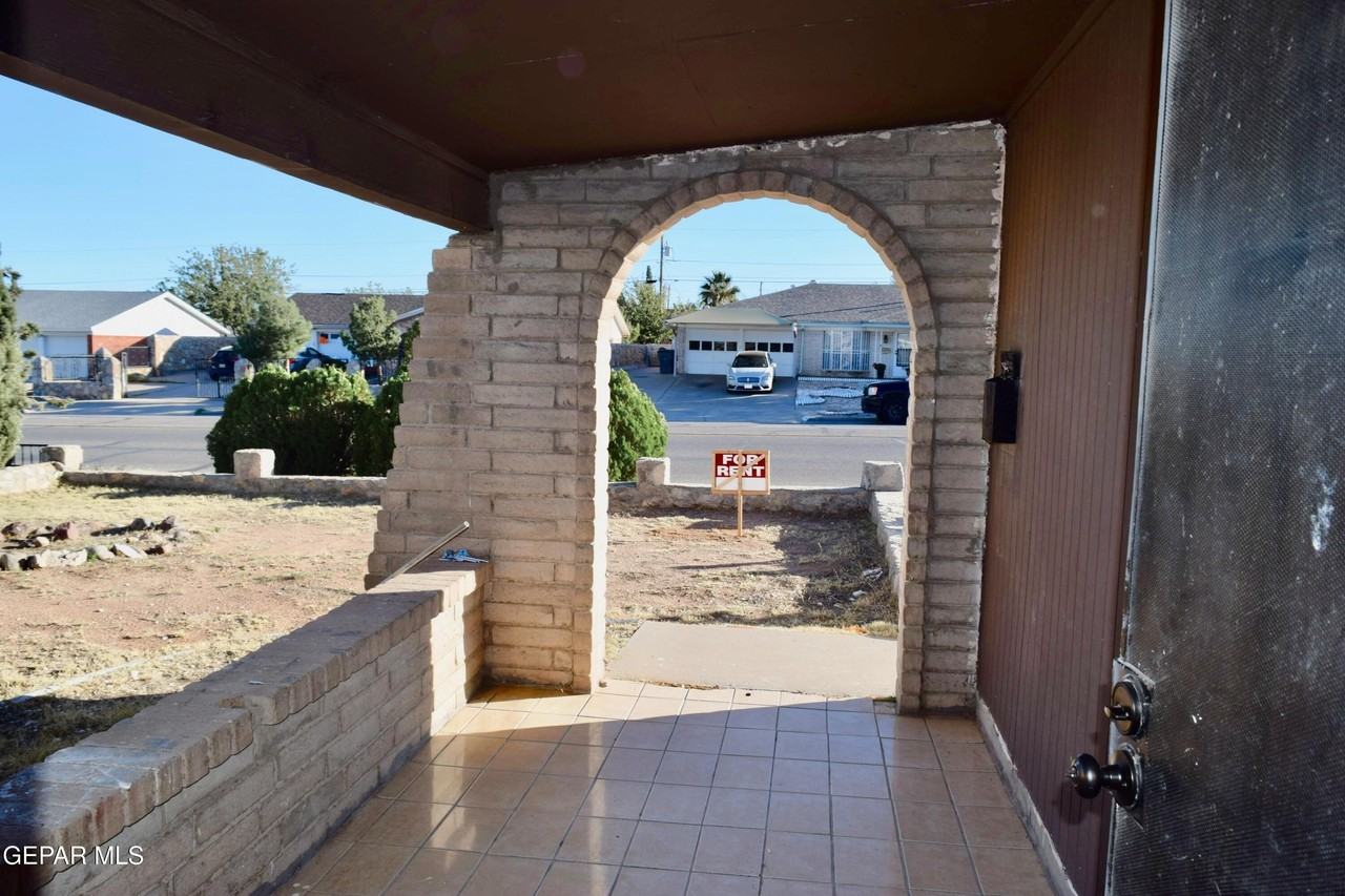 4613 Sun Valley Dr - Photo 3 of 24