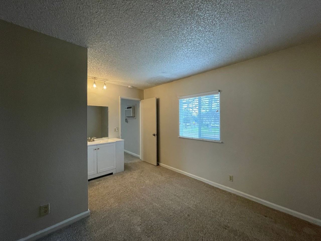 11 1616, E Street  - 11 #11 - Photo 6 of 7