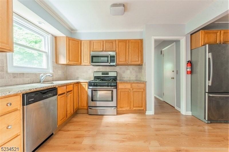 18 Macfarlan Ave - Photo 2 of 13