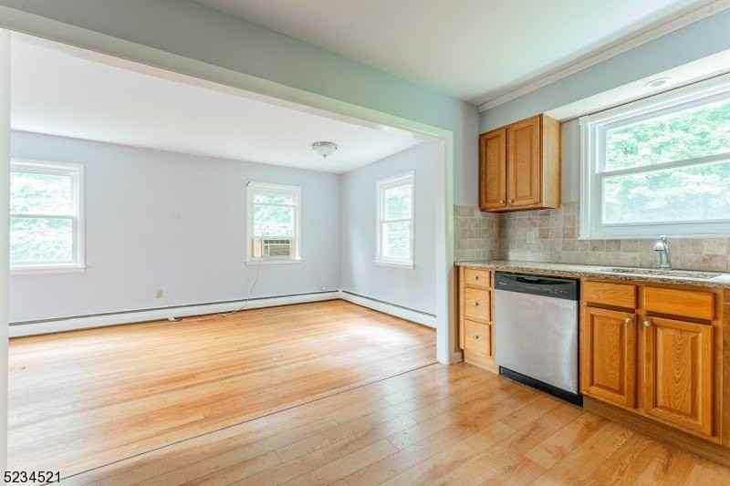 18 Macfarlan Ave - Photo 4 of 13