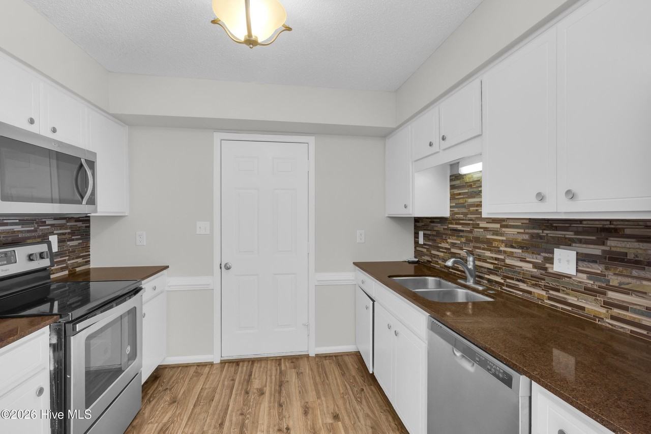 2803 Currituck Ct - Photo 6 of 25